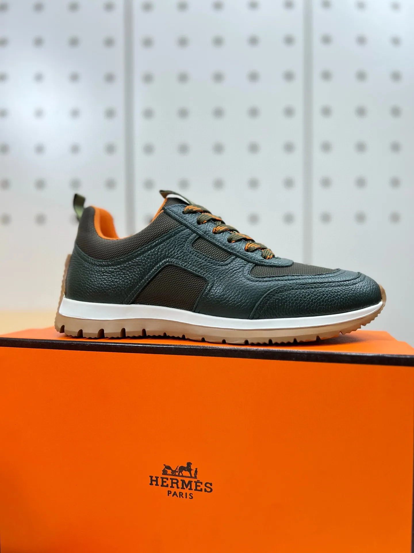 Factory price: 580💰Hermes Jimmy men's sneakers, Hermes high-tech canvas and suede goatskin sneakers with grooved rubber soles. Create a modern hiking style. Honey-colored rubber sole, white rubber midsole, pumpkin-colored high-tech canvas lining Size: 38-44 (45 customized)